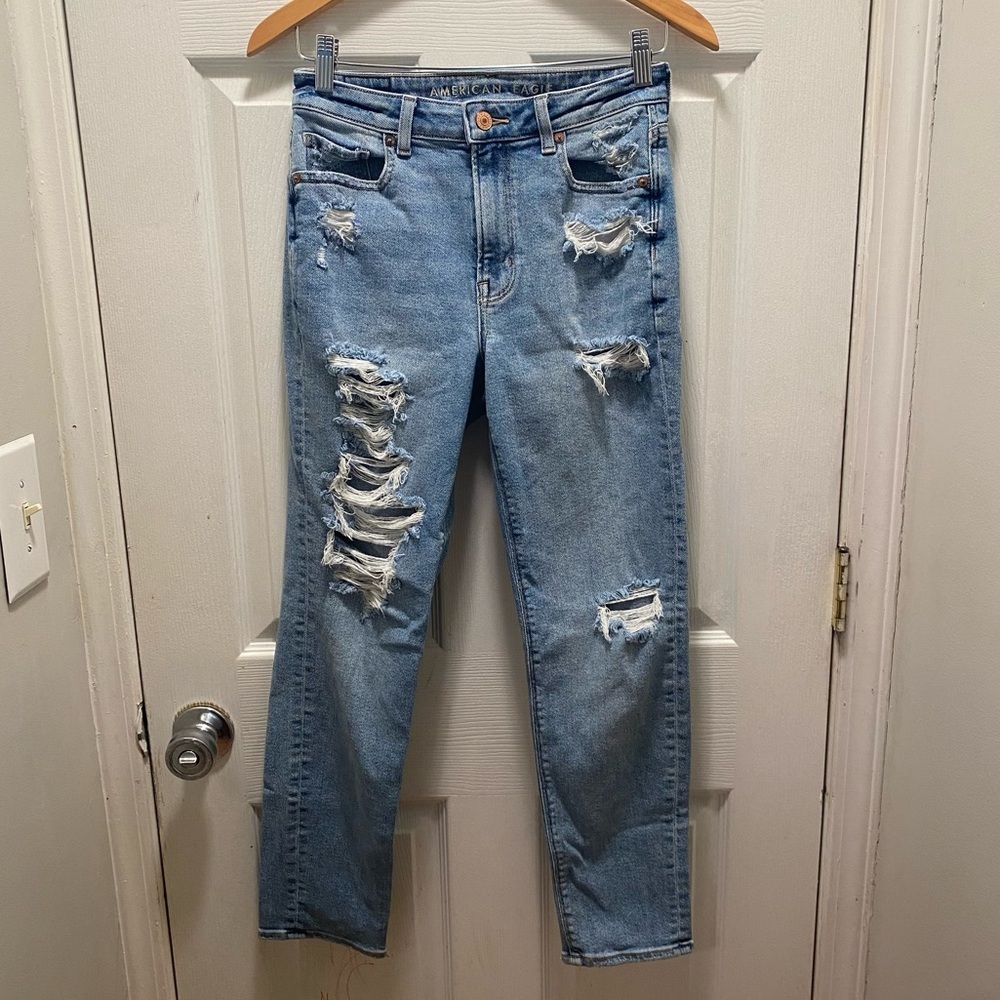 American Eagle womens medium wash ripped mom jeans